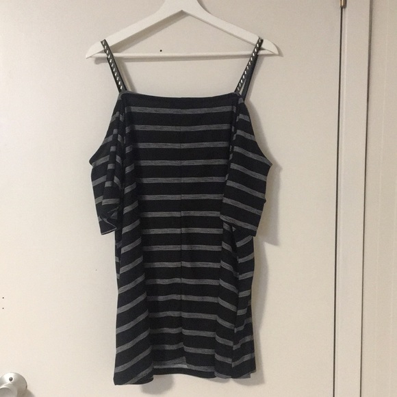 🌼4/20 DEAL🌼 Open shoulder top (Polyester) - Picture 4 of 6